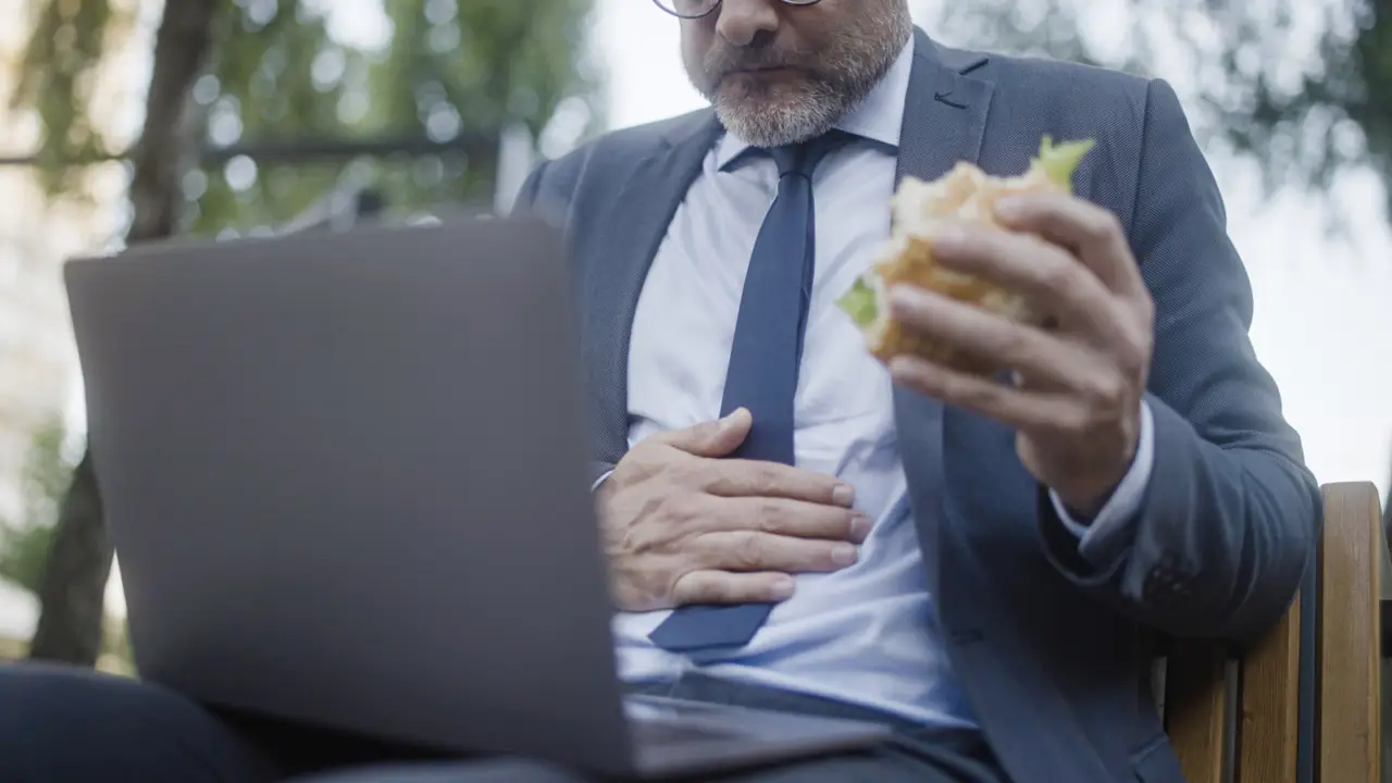 Meno smart working e pause pranzo più brevi: aumenta la frustrazione tra i lavoratori italiani Immagine selezionata
