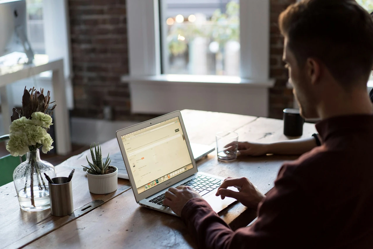 Meno smart working e pause pranzo più brevi: aumenta la frustrazione tra i lavoratori italiani Immagine selezionata