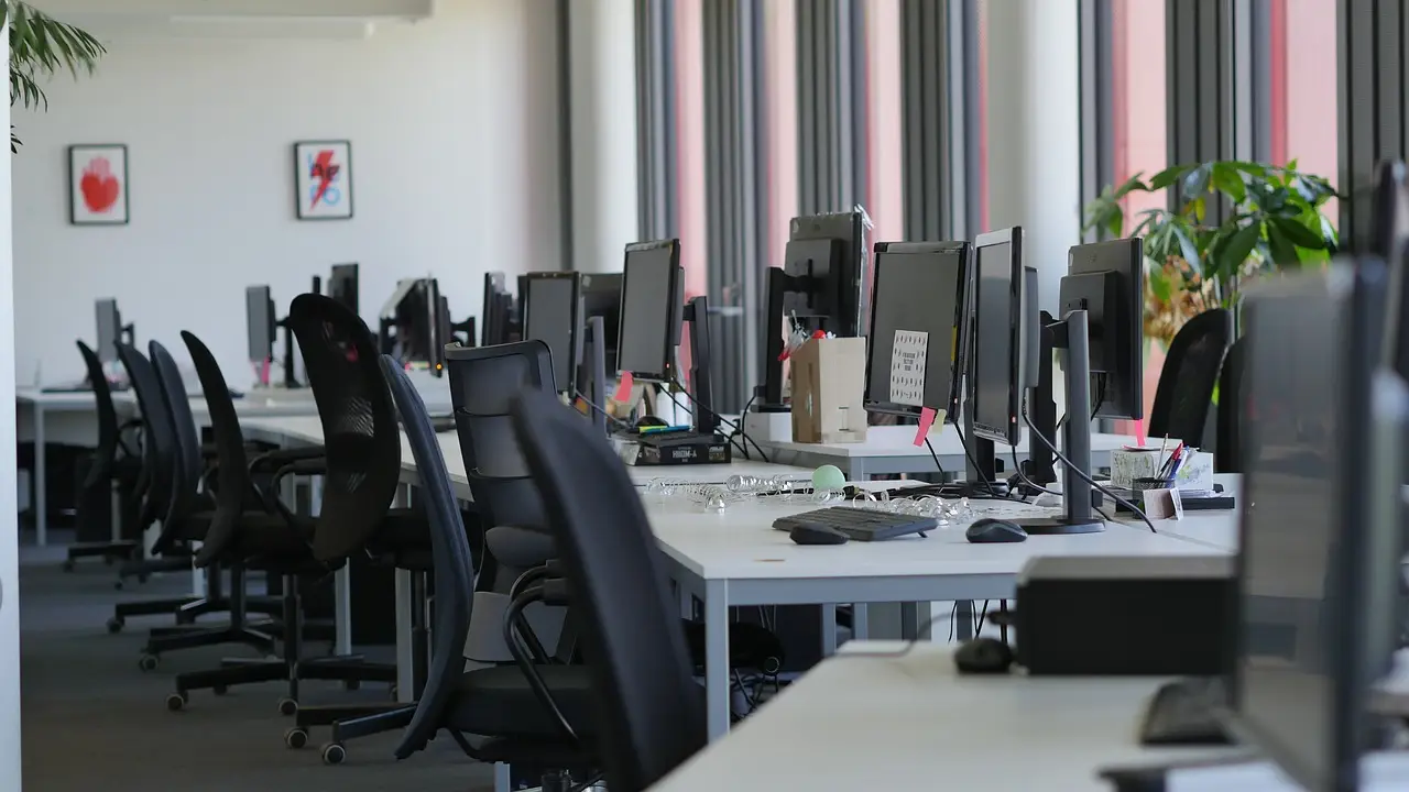 Meno smart working e pause pranzo più brevi: aumenta la frustrazione tra i lavoratori italiani Immagine selezionata