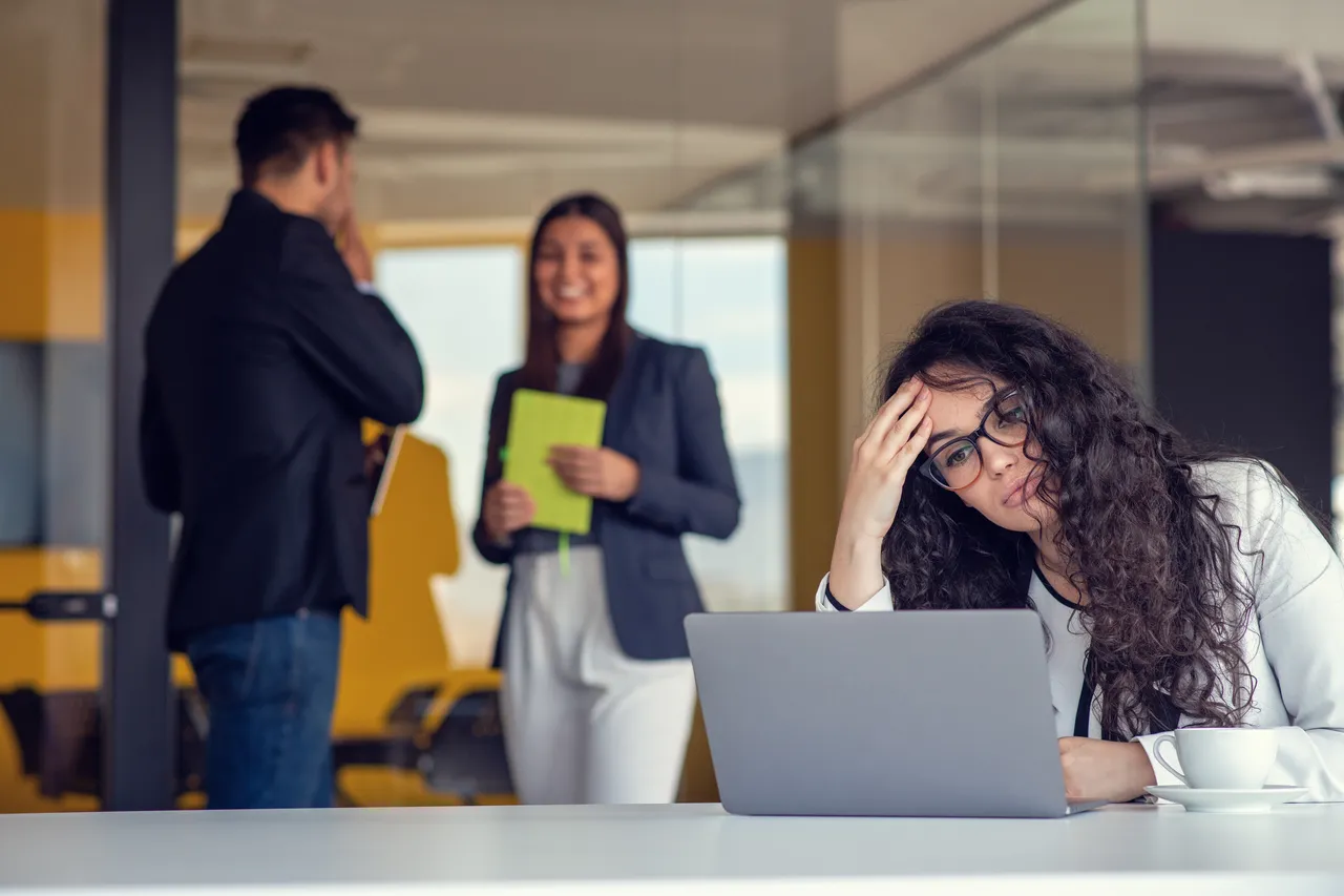 Meno smart working e pause pranzo più brevi: aumenta la frustrazione tra i lavoratori italiani Immagine selezionata
