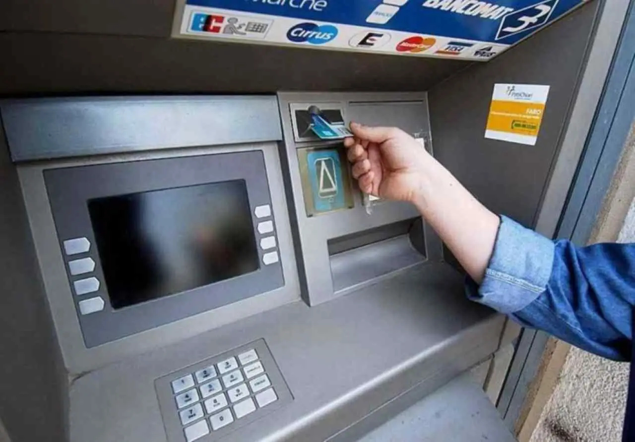 Truffe agli sportelli automatici: i segnali da riconoscere secondo la Polizia Postale Truffe agli sportelli automatici: i segnali da riconoscere secondo la Polizia Postale