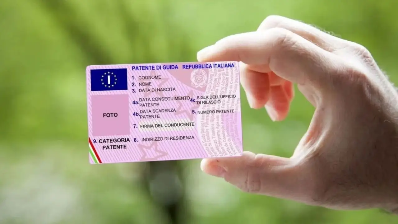 Patente, nuove regole 2025: qual è l’età massima per guidare in Italia Patente, nuove regole 2025: qual è l’età massima per guidare in Italia